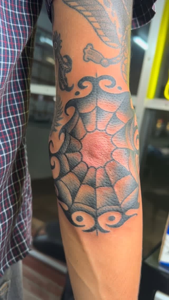 Tattoo work by Scarlet and gold tattoo — photo 4 of 6